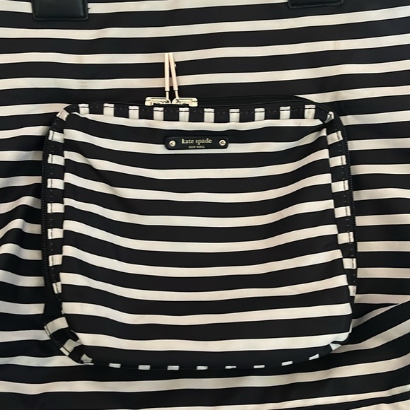 Kate Spade duffel bag. Used only a hand full of times - Picture 2 of 5